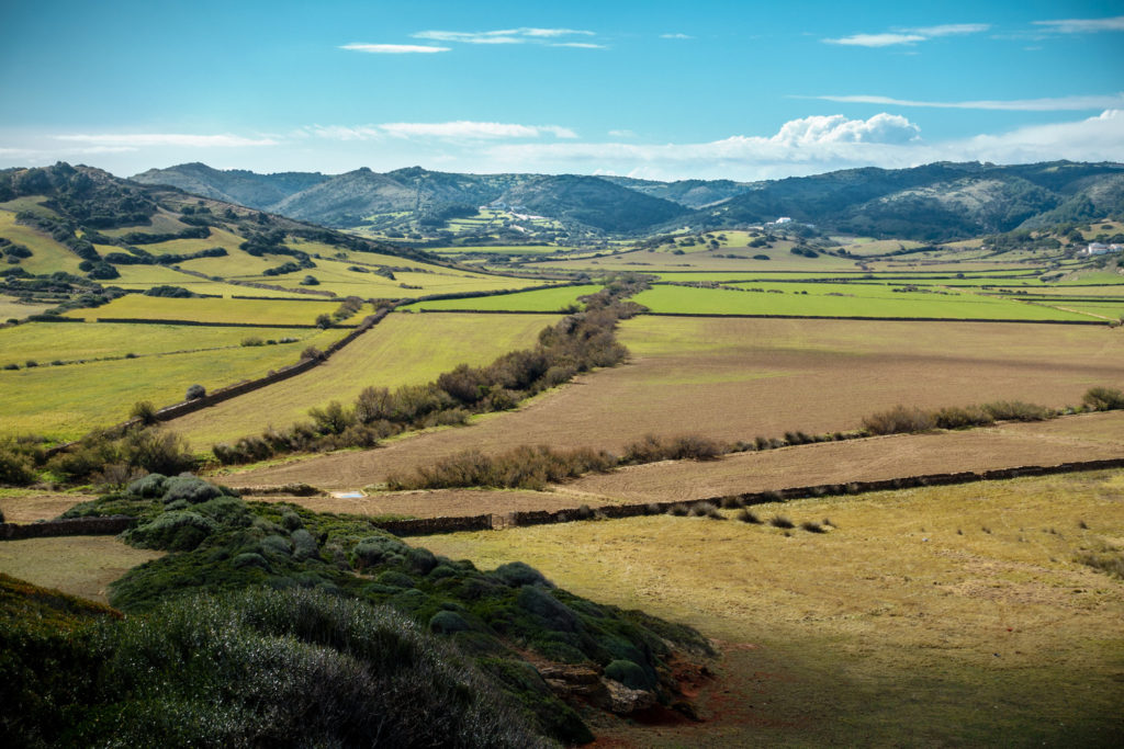 El típic paisatge de mosaic caracteritza la Menorca rural d'interior.