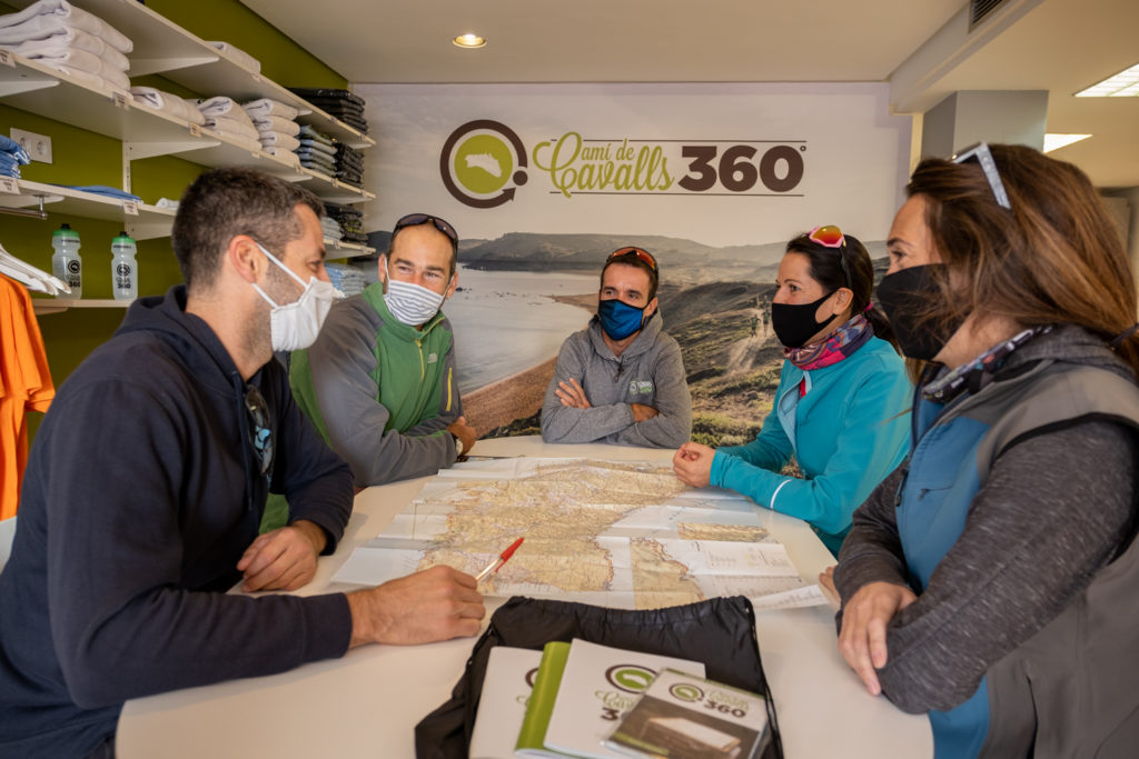 Tu gaudeixes de la ruta i els paisatges i l'organització de Menorca 360º ens encarreguem de tota la resta.