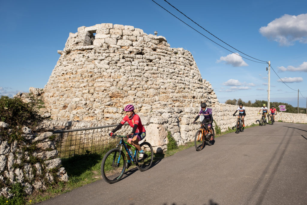 Un jaciment talaiòtic contempla el pas dels bikers.